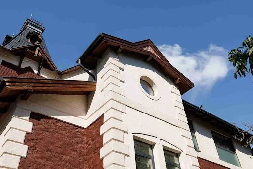 Cream exterior with brick accents reflecting timeless Stucco Colors in Chandler neighborhoods.